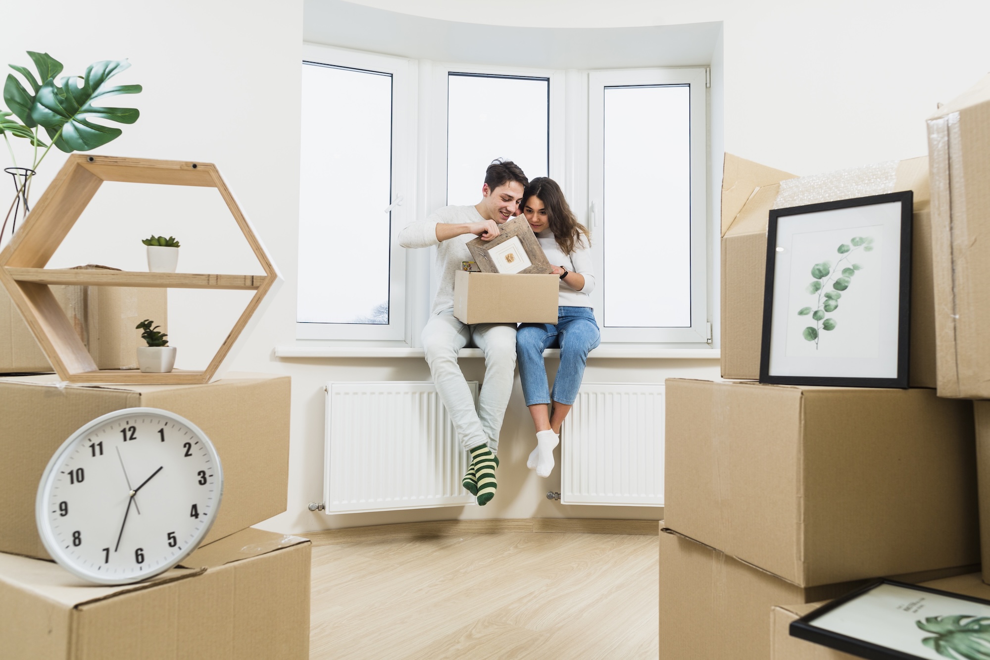 Couple emménageant dans son premier logement neuf