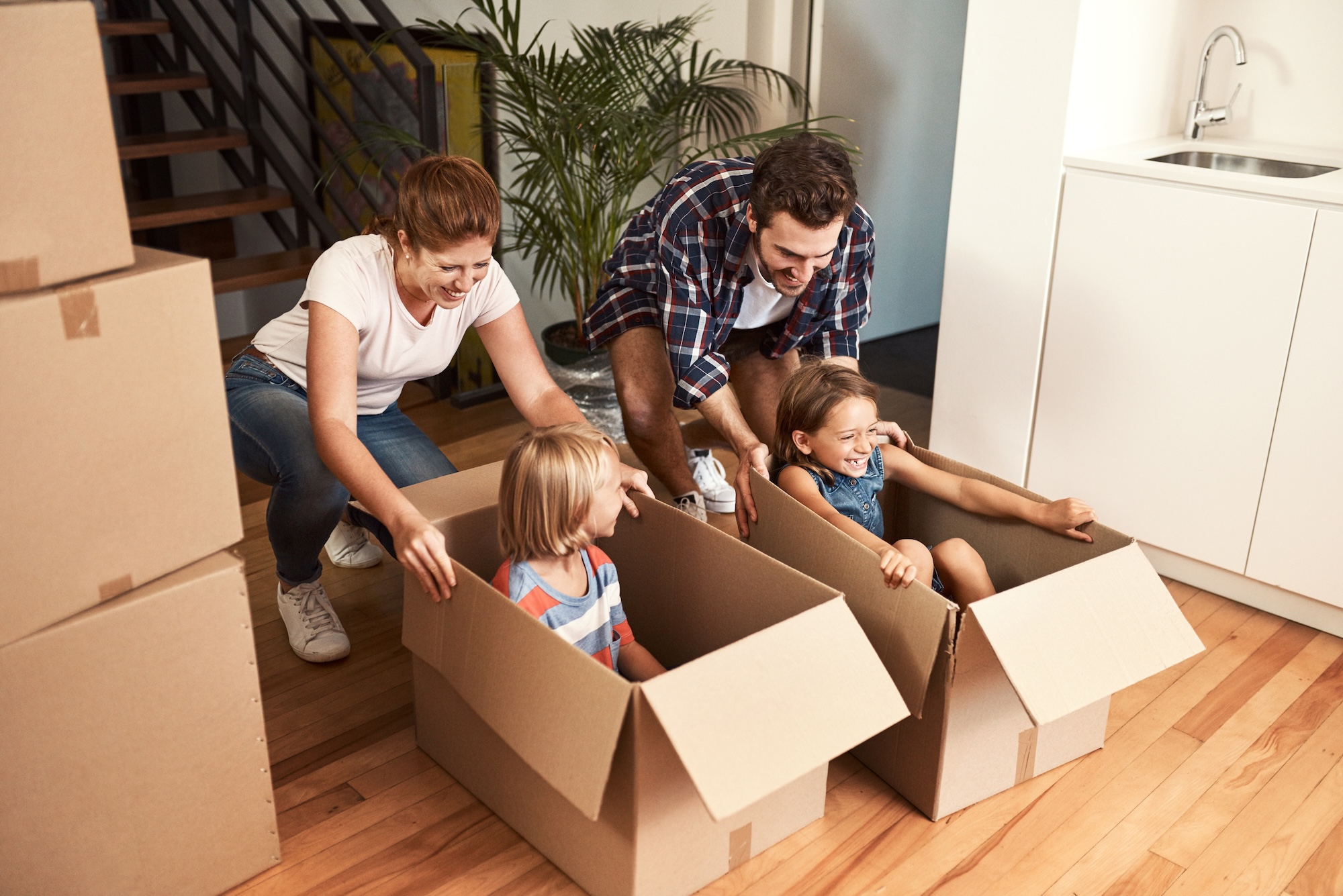 Famille emménageant dans son premier logement neuf